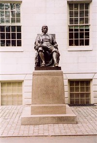 Кембридж (памятник Джону Гарварду)