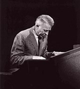 Кентон Стэн (за роялем)