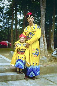 Китайцы (в праздничной одежде)