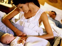 Кому вставать ночью к ребенку (Мама у кроватки малыша)