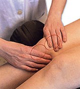 Концентрическое поглаживание на коленном суставе