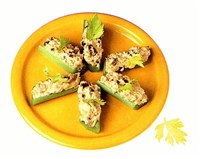 Кораблики из сельдерея с орешками