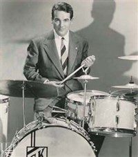 Крупа Джин (за барабанами)