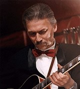 Кузнецов Алексей (с гитарой)