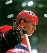 Кузькин Виктор Григорьевич (на скамейке)