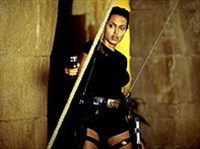 Лара Крофт: Расхитительница гробниц (кадр из фильма)