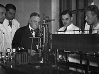 Леви Отто (в лаборатории)