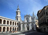 Лорето (двор базилики)