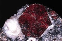 МИНЕРАЛ (красный корунд)