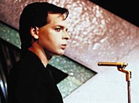 НЬЮМЕН Гэри (у микрофона)