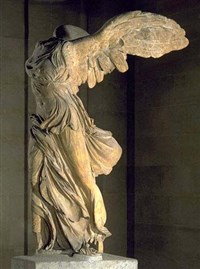 Ника Самофракийская (вид сбоку)