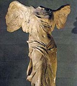 Ника Самофракийская (вид спереди)