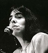 Нироу Лора (у микрофона)