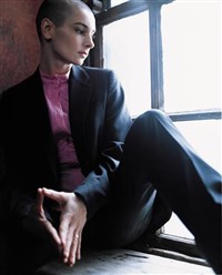 ОКОННОР Шинэд (у окна)