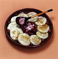 Огурцы с медом и брусникой