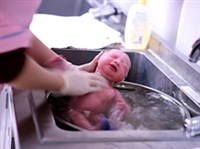 ПЕРВЫЙ ТУАЛЕТ НОВОРОЖДЕННОГО (купание)