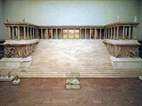 ПЕРГАМСКИЙ АЛТАРЬ (Алтарь Зевса в Пергаме)