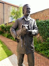 Памятник Джеймсу Хэрриоту в Тирске