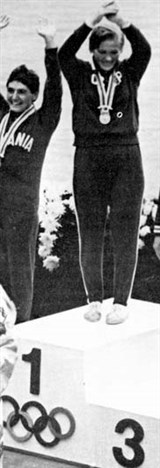 Пинаева Людмила Иосифовна (на пьедестале)