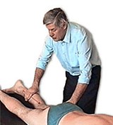 Поглаживание на задней поверхности голени