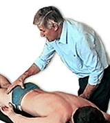 Поглаживание на ягодичных мышцах