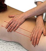 Попеременное поглаживание на спине