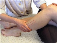 Продольное попеременное поглаживание на передней поверхности голени