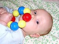 РАЗВИТИЕ РЕБЕНКА (третий месяц) (ребенок с игрушкой)