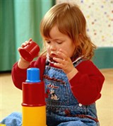 Развивающие игры с малышами (разноцветные баночки)