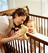 Развитие ребенка (восьмой месяц) (в кроватке)