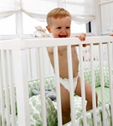 Развитие ребенка (девятый месяц) (умение стоять)