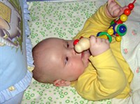 Развитие ребенка (пятый месяц) (в кроватке)