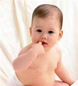 Развитие ребенка (седьмой месяц) (умение сидеть)