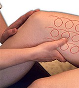 Разминание подушечкой большого пальца на внутреннем участке бедра