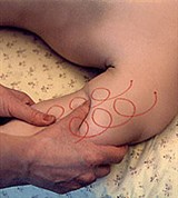 Разминание подушечкой большого пальца на внутреннем участке плеча