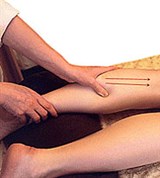 Разминание подушечкой большого пальца на икроножной мышце