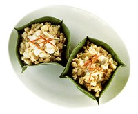 Рыба в чашечках из банановых листьев