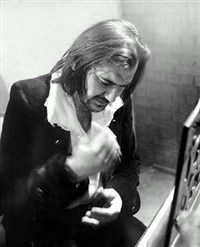 СИЛУЭТ В ОКНЕ НАПРОТИВ (И. Волков)