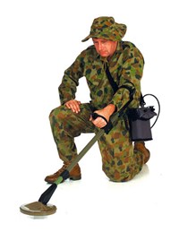 Сапер (с миноискателем)