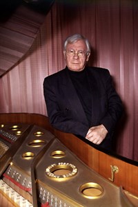 Саульский Юрий (у рояля)