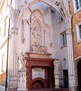 Секешфехервар (монумент на стене музея Св. Иштвана)