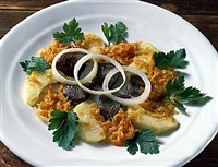 Сельдь в сметане с яблоками и луком