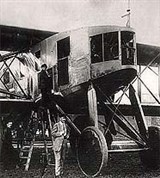 Слесарев Василий Андрианович (возле самолета)