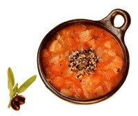 Суп с помидорами, оливками и сухарями