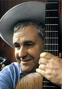 ТУРИЯНСКИЙ Владимир Львович (с гитарой)