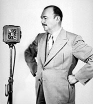 Уайтмен Пол (перед микрофоном)