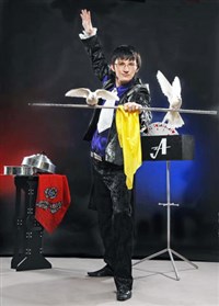 ФОКУСНИК (на сцене)