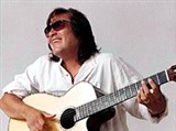 Фелисиано Хосе (с гитарой)