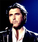 Ферри Брайан (перед микрофоном)