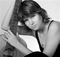 Фролова Елена Борисовна (с гитарой)